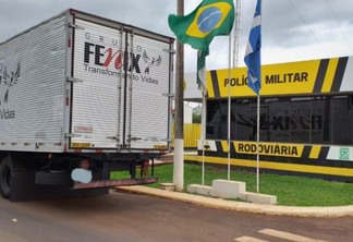 Polícia apreende caminhão com R$300 mil em contrabando no oeste