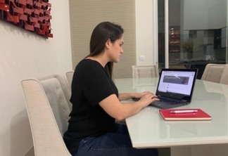 Professora Carla em home office: orientação e suporte técnico à equipe exigem dedicação em tempo integral - Foto: Divulgação