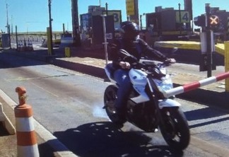 VÍDEO: Motociclista fura pedágio, cai e toma prejuízo de R$ 3 mil em Corbélia