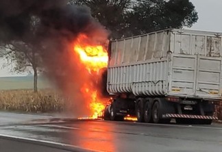 Caminhão de areia pega fogo e interdita BR-277 em Catanduvas; veja imagens