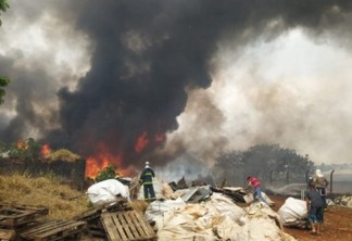 Incêndio atinge vegetação e materiais recicláveis em Cascavel