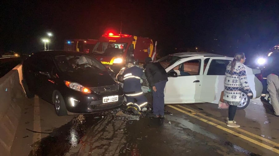 Duas pessoas ficam feridas em acidente no viaduto da Rua Olindo Periolo