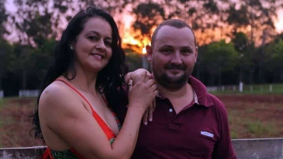 Casal morre após carro cair em esterqueira no Paraná