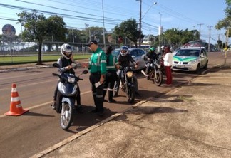 Ação educativa orienta motociclistas e pedestres em Cascavel