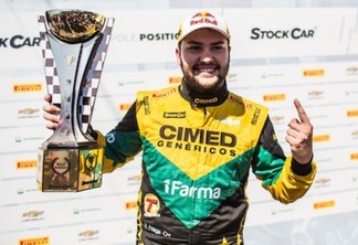 Felipe Fraga com o troféu da pole position conquistada em 2018 - Foto: Bruno Terena/RF1
