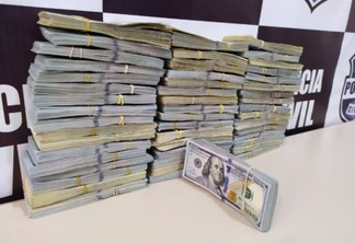 Polícia Civil apreende meio milhão de dólares e prende duas mulheres por evasão de divisas