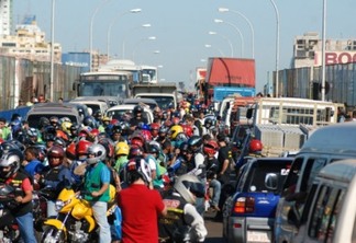 Despacho aduaneiro lento no Paraguai colapsa Porto Seco de Foz e congestiona trânsito