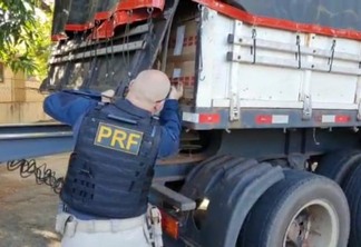 Polícia apreende dois caminhões que transportavam 1,5 milhão de carteiras de cigarros ilegais