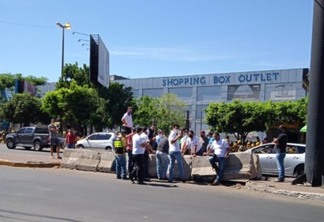 Taxistas paraguaios querem cortar caminho para cruzar a Ponte da Amizade