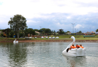 Pedalinhos são a nova atração do lago municipal de Maripá