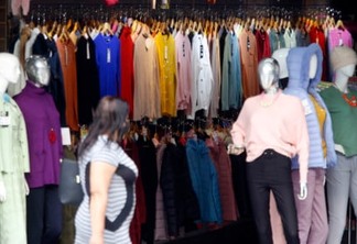 Comércio - imagens de consumidores e vendedores em lojas no comércio varejista na região central de Curitiba. - lojas de roupas - utensílios domésticos - celulares -