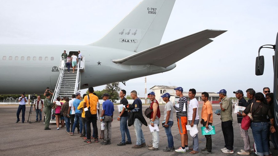 Boa Vista - Refugiados venezuelanos embarcam em avião da Força Aérea Brasileira (FAB) com destino a São Paulo e Cuiabá (Antônio Cruz/Agência Brasil)