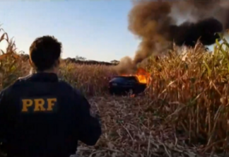 Polícia apreende carro incendiado carregado com cigarros após perseguição