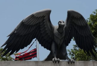 Centro de treinamento presidente George Helal, conhecido com Ninho do Urubu, é utilizado pela equipe de futebol do Flamengo. Foto da bandeira destruída depois de um incêndio.