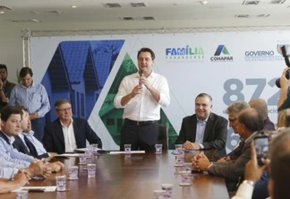 Governador Carlos Massa Ratinho Junior assina os contratos para a construção de 872 casas populares em 15 municípios paranaenses. Participaram da solenidade: presidente da Cohapar, Jorge Lange, secretários, prefeitos, empresários e lideranças dos municípios beneficiados.
Curitiba, 14-03-19.
Foto: Arnaldo Alves / ANPr.