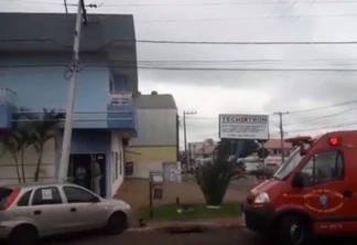 Acidente deixa poste pendurado no bairro Coqueiral em Cascavel