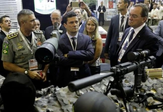 O ministro  Sergio Moro, olha uma arma no estande do Ministério da Justiça durante a LAAD, maior feira da indústria militar na América Latina -Reuters/Ricardo Moraes