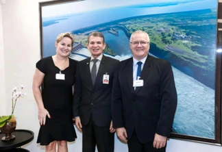 General Joaquim Silva e Luna, Leomar Rohden, presidente do Conselho  dos Municípios Lindeiros e  prefeita de Mercedes, Cleci Loffi - Foto:Assessoria 