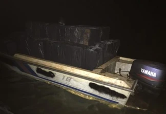 Polícia Federal e Força Nacional apreendem barco com 70 caixas de cigarros contrabandeados