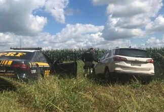 Com apoio de helicóptero, PRF apreende carro de luxo com 20 mil carteiras de cigarro