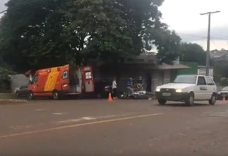 Carro e moto batem em cruzamento na Rua Manaus em Cascavel