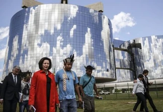 A procuradora-geral da República, Raquel Dodge, recebe representantes indígenas.