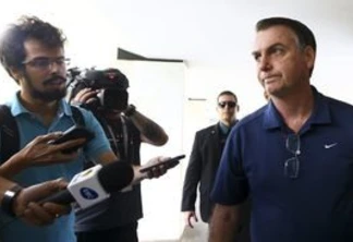 O presidente Jair Bolsonaro chega ao prédio onde mora o filho, Flávio Bolsonaro, em Brasília.