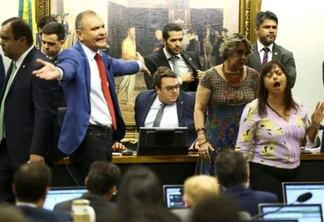 Sessão foi tumultuada e votação do parecer ficou para a próxima semana -  Foto:Agência  Brasil