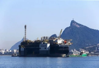 Plataforma de petróleo, P-67 utilizada na produção no pré-sal da Bacia de Santos.