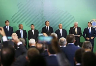 O presidente Jair Bolsonaro dá posse, em cerimônia no Palácio do Planalto, aos presidentes dos bancos públicos. Assume no Banco do Brasil, Rubem Novaes; no Banco Nacional de Desenvolvimento Econômico e Social (BNDES), Joaquim Levy, e na Caixa Econômica Federal, Pedro Guimarães.