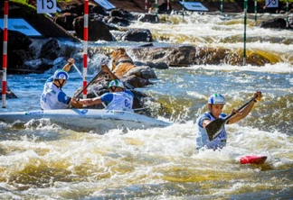 Os atletas brasileiros Leonardo Curcel, Felipe da Silva e Thiago Serra ficaram em 4o lugar no Mundial de Canoagem Slalom Júnior e Sub-23 na categoria C1 masculino em equipe U23 - Foto:A. Marchetti / Itaipu Binacional