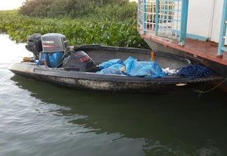 Embarcação carregada com caixas de cigarro é apreendida no Rio Paraná