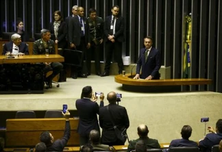 O presidente Jair Bolsonaro participa de sessão solene em homenagem ao aniversário do Comando de Operações Especiais do Exército Brasileiro, na Câmara dos Deputados.