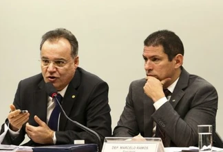 O relator, deputado Samuel Moreira, e o presidente da comissão especial da Reforma da Previdência, deputado Marcelo Ramos, durante sessão para discussão do parecer do relator. - Samuel Moreira e Marcelo Ramos, durante reunião da comissão especial - Foto: Marcelo Camargo/Arquivo/Agência Brasil