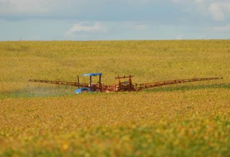 pulverizando plantação de soja com dessecador no interior de Cascavel. - Foto: Jonas Oliveira