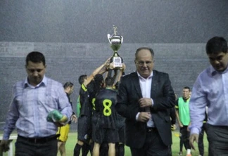 FC Cascavel ergueu o troféu da Terceirona 2013 sem precisar jogar - Crédito: Aílton Santos/Arquivo