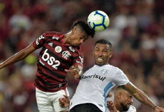 Flamengo vence o Grêmio e segue na cola dos líderes do Brasileirão