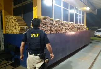 PRF recupera carro roubado e apreende 711 quilos de maconha no Paraná
