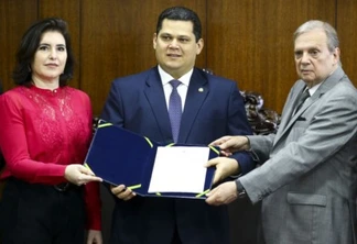 A presidente da CCJ, senadora Simone Tebet, o presidente do Senado, Davi Alcolumbre, e o senador Tasso Jereissati durante entrega do relatório da reforma da Previdência. - Foto: Marcelo Camargo/Agência Brasil
