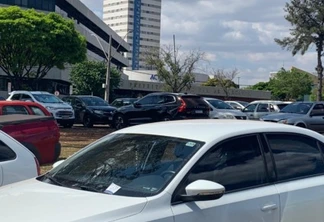 Carros são levados de estacionamento na frente da prefeitura