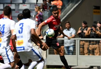 Avaí supera o Athletico-PR em Curitiba e vence a segunda na Série A
