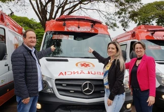 O prefeito Helio Bruning acompanhado da secretária de Saúde, Dilseia Fornari, e da diretora do Hospital Municipal, Tânia Conradi, recebendo a nova ambulância  - Foto:Assessoria