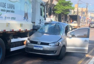 Caminhão da coleta de lixo e carro batem na Rua Paraná