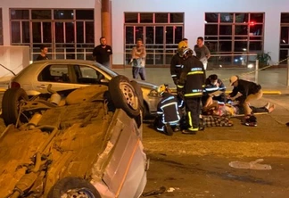 Cinco ficam feridos em capotamento na Av. Carlos Gomes