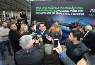 O Governador Carlos Massa Ratinho Junior autoriza nesta quarta-feira (04) a realização de concurso público e contratação de profissionais para a Polícia Militar, Polícia Civil e Departamento Penitenciário (Depen). Participaram do evento: os secretários, de Segurança, cel. Romulo Marinho Soares; da Casa Civil, Guto Silva; comandante geral da PMPR, cel. Péricles de Matos; delegado geral da Polícia Civil do Paraná, Silvio Jacob Rockembach; 
Curitiba, 04-09-19.
Foto: Arnaldo Alves / AEN