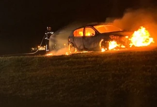 Carro fica totalmente destruído pelo fogo na BR-277