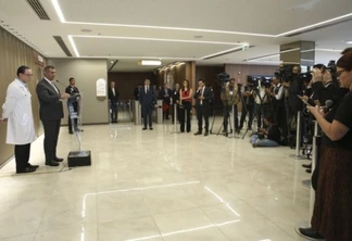 O médico Antonio Luiz Macedo e o porta-voz da Presidência, Otávio do Rêgo Barros, durante coletiva à imprensa no Hospital DF Star