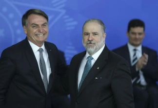 O presidente Jair Bolsonaro dá posse ao novo procurador-geral da República, Augusto Aras, no Palácio do Planalto - Foto: Agência Brasil 