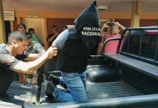 Carlos Eduardo foi abordado pelos policiais paraguaios, em shopping de Ciudad del Este - Foto: Edgar Medina/Última Hora) 