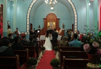 Capela é cenário de casamento em atividade prática de Fotografia